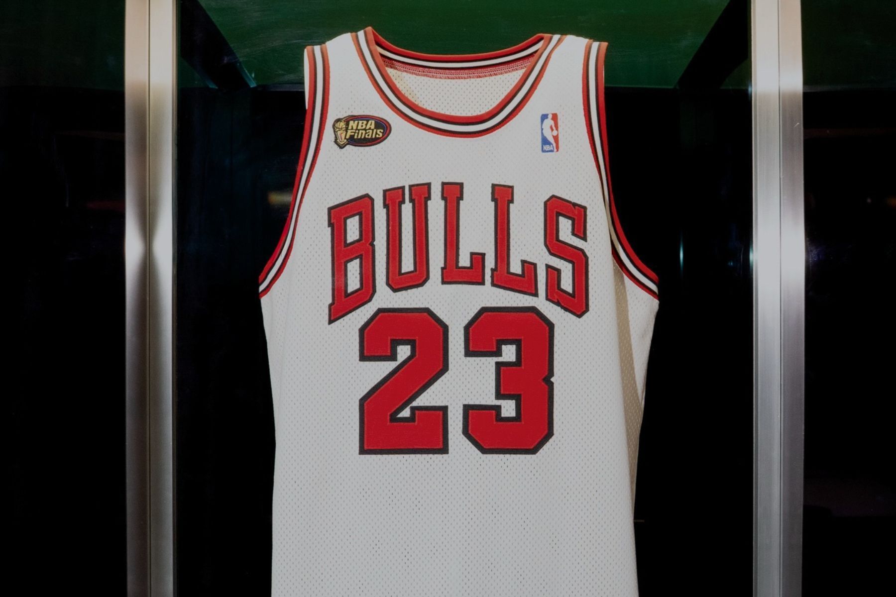 Camisa de último título de Michael Jordan é leiloada por valor milionário