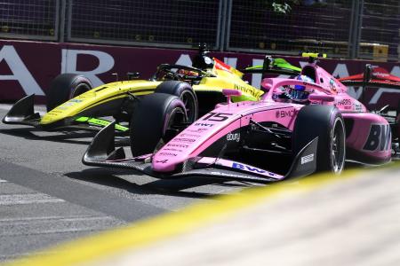 Carros da Fórmula 2 em ação na temporada de 2026
