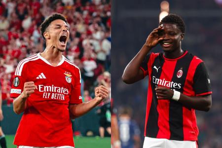 Alexander Bah (à esquerda) e Alphadjo Cisse (à direita) comemoram gols por Benfica e Milan, respectivamente, na Europa League