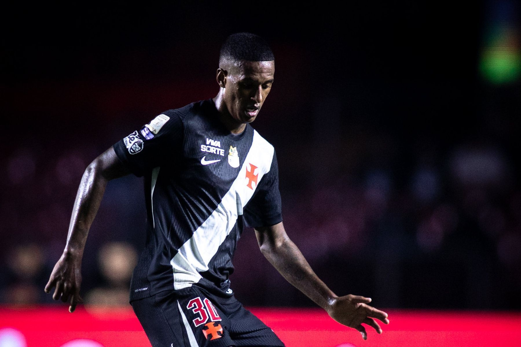 Robert Renan, do Vasco, sofre acidente no Rio de Janeiro, mas passa bem