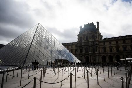 Pirâmide de Vidro do Museu do Louvre, em Paris, na França.