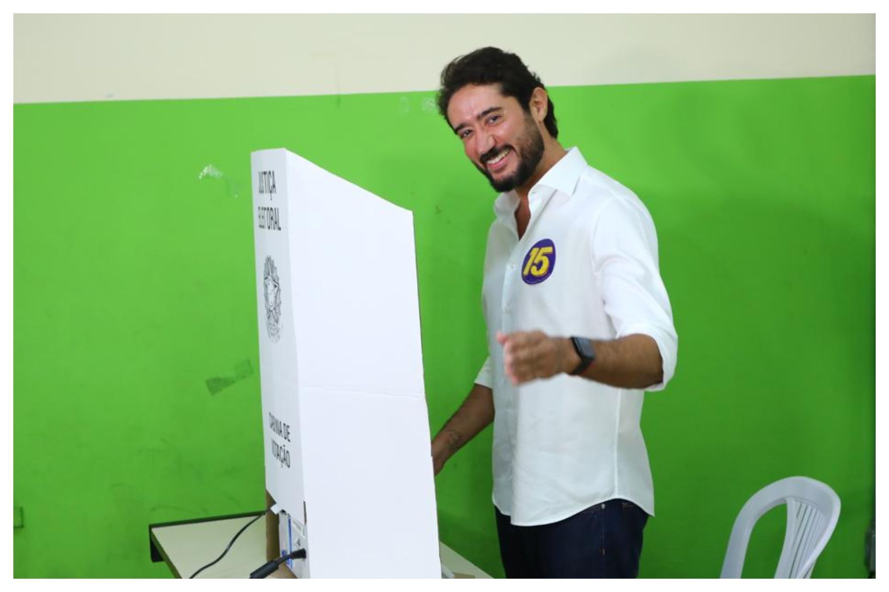 Candidato ao governo de MG, Gabriel Azevedo vota em escola no bairro Funcionários, em BH