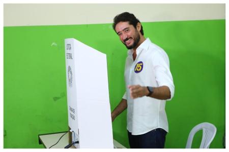 Gabriel Azevedo votou na manhã deste domingo (4), no bairro Funcionários, em Belo Horizonte.
