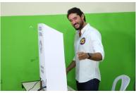 Candidato ao governo de MG, Gabriel Azevedo vota em escola no bairro Funcionários, em BH