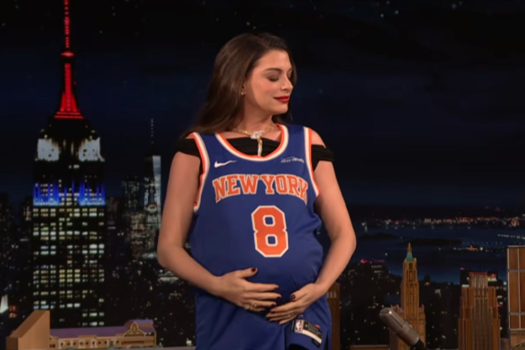 Em programa de TV, Anne Hathaway ganha camisa dos Knicks e mimos para bebê