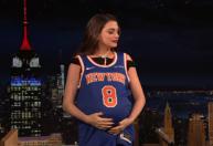 Em programa de TV, Anne Hathaway ganha camisa dos Knicks e mimos para bebê