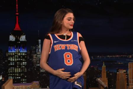 Em programa de TV, Anne Hathaway ganha camisa dos Knicks e mimos para bebê