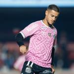 Coutinho celebra retorno em estreia pelo Santos e exalta clima no vestiário: 'Alegria'