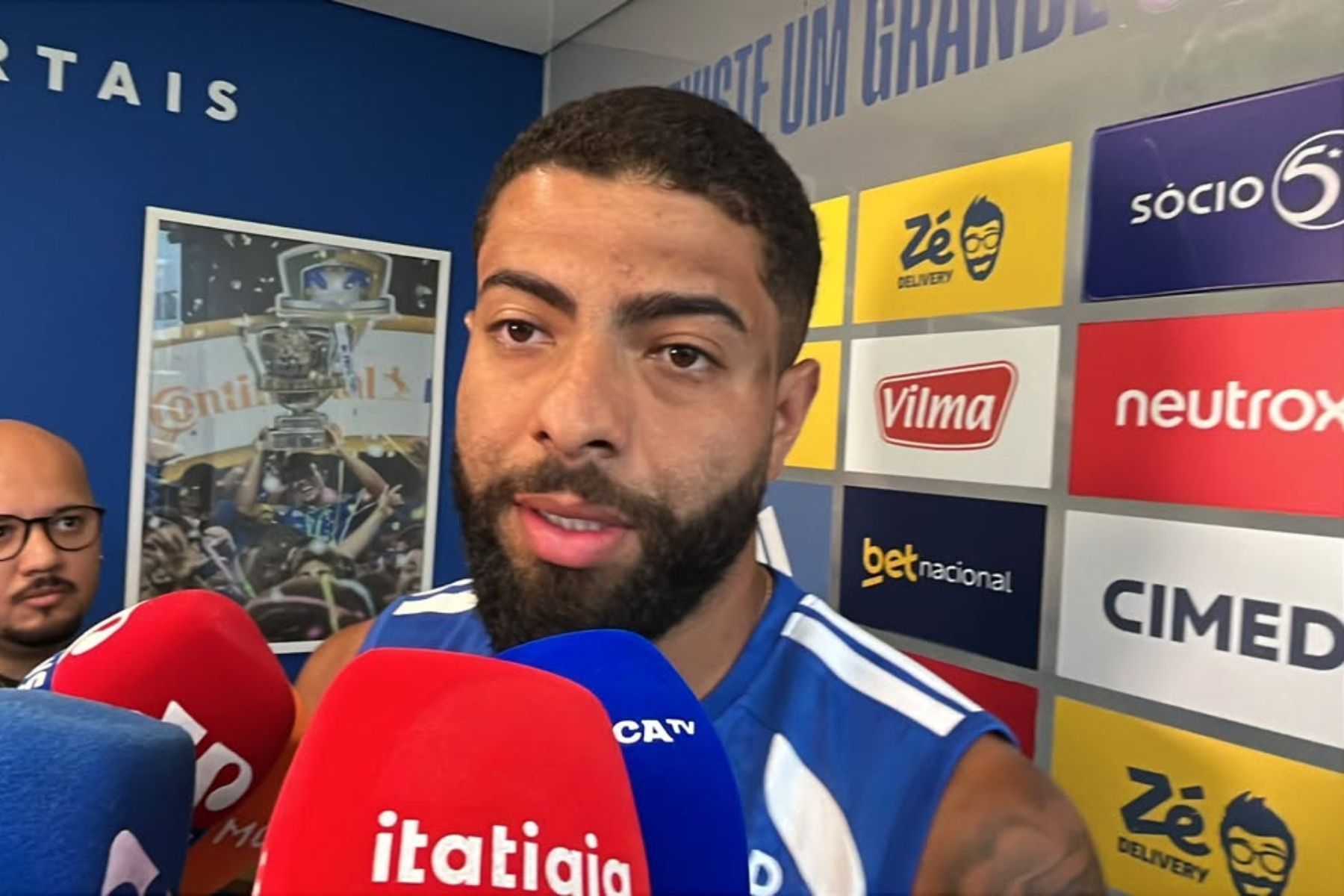 Zagueiro do Cruzeiro admite abalo após eliminações e destaca recuperação mental em pausa