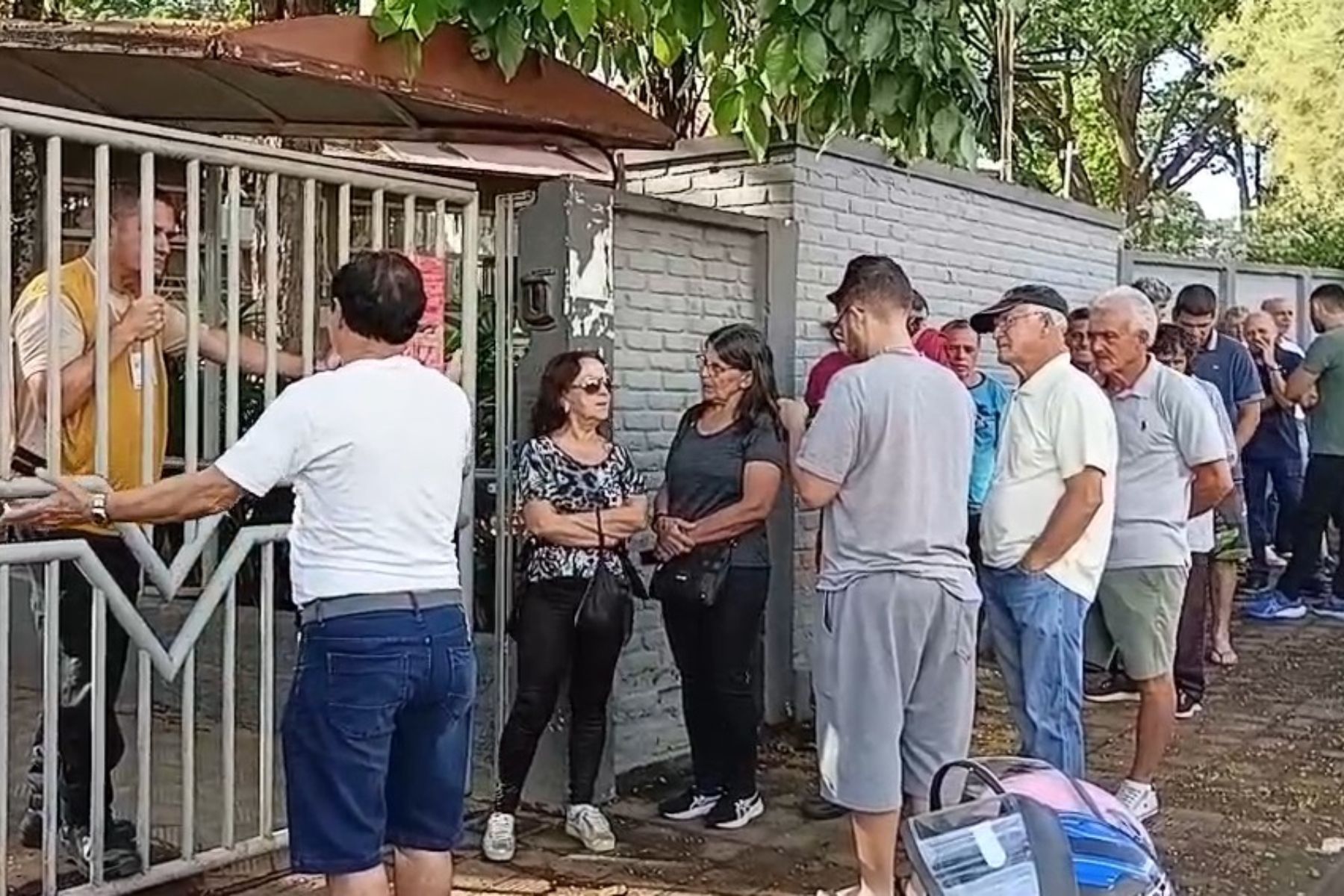 Eleições 2026: escolas onde votam Aécio e Cleitinho, em BH e Divinópolis, têm filas antes das 8h