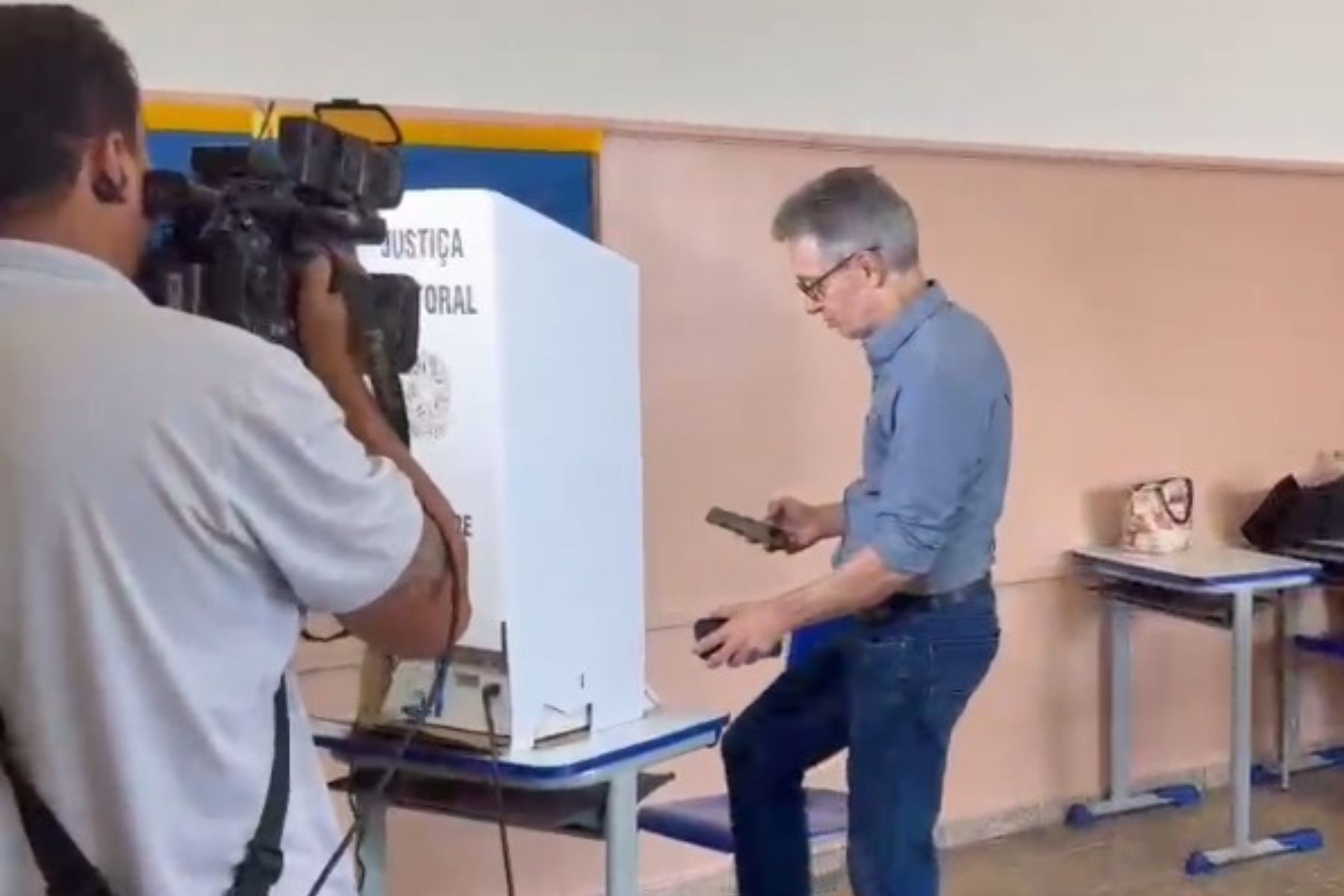 Romeu Zema vota com celular na mão em Araxá e afirma: ‘Ninguém me lembrou’