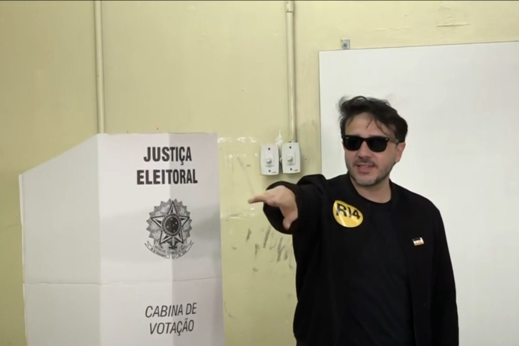 ‘Desqualificado, covarde e burro’, Renan Santos ataca Flávio Bolsonaro após voto em SP