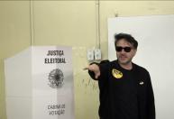 ‘Desqualificado, covarde e burro’, Renan Santos ataca Flávio Bolsonaro após voto em SP