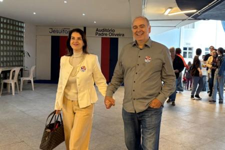 Júlio Delgado chegou acompanhado da esposa Luciana Delgado