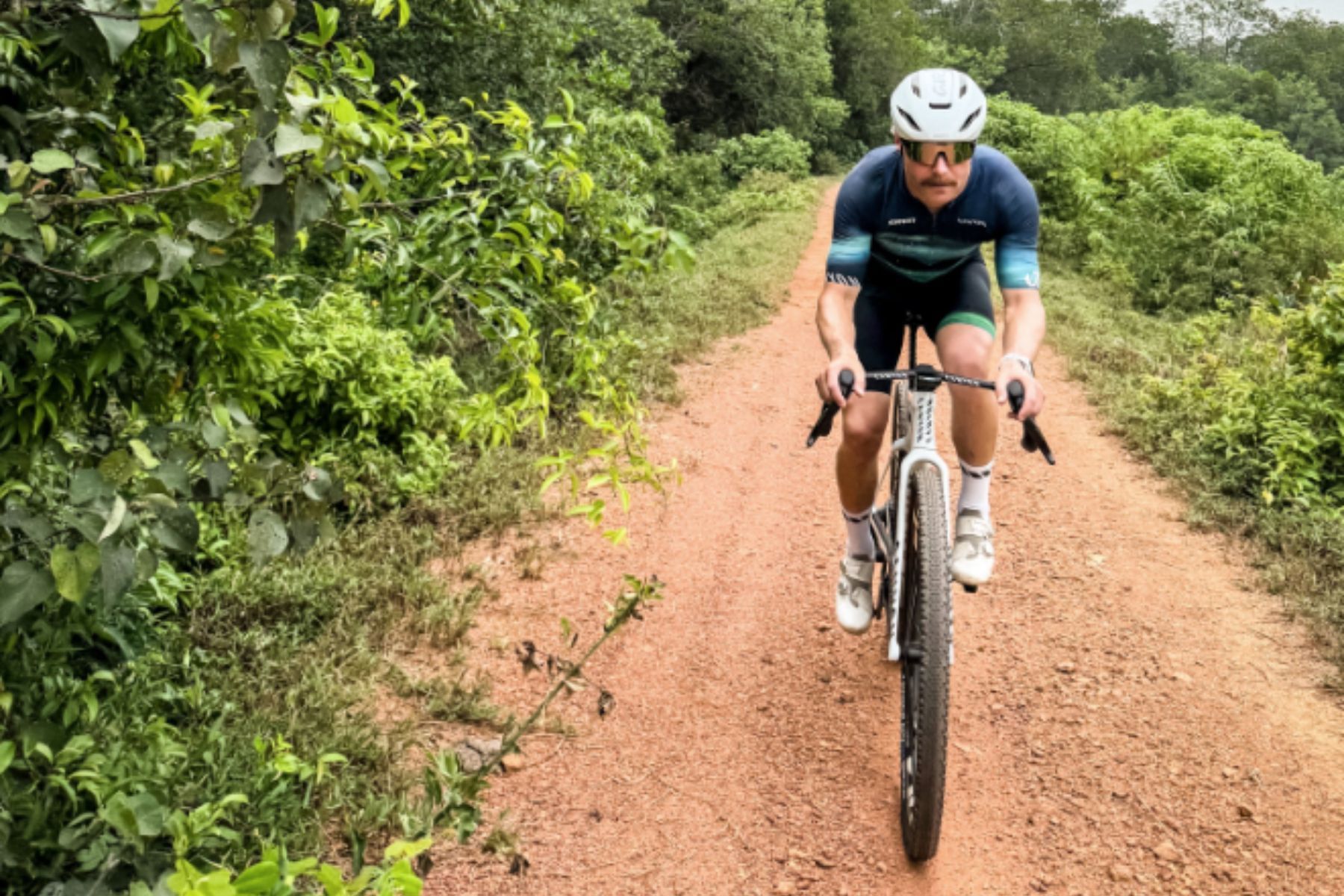 Após abandonar o GP de Bahrein, Valtteri Bottas encara 321 km de bicicleta até Singapura