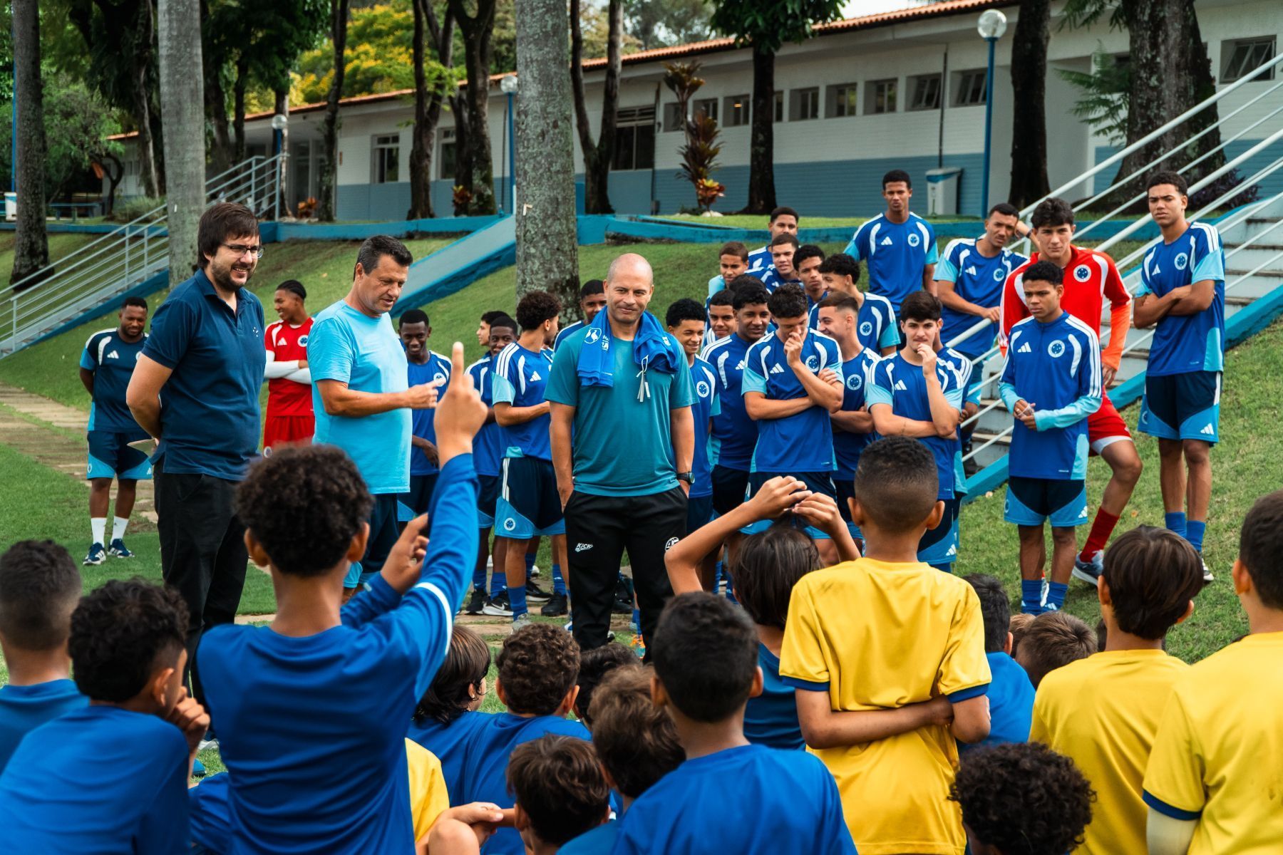 Ídolo do Cruzeiro, Alex volta à Toca I como treinador e tem contato com 'crias'
