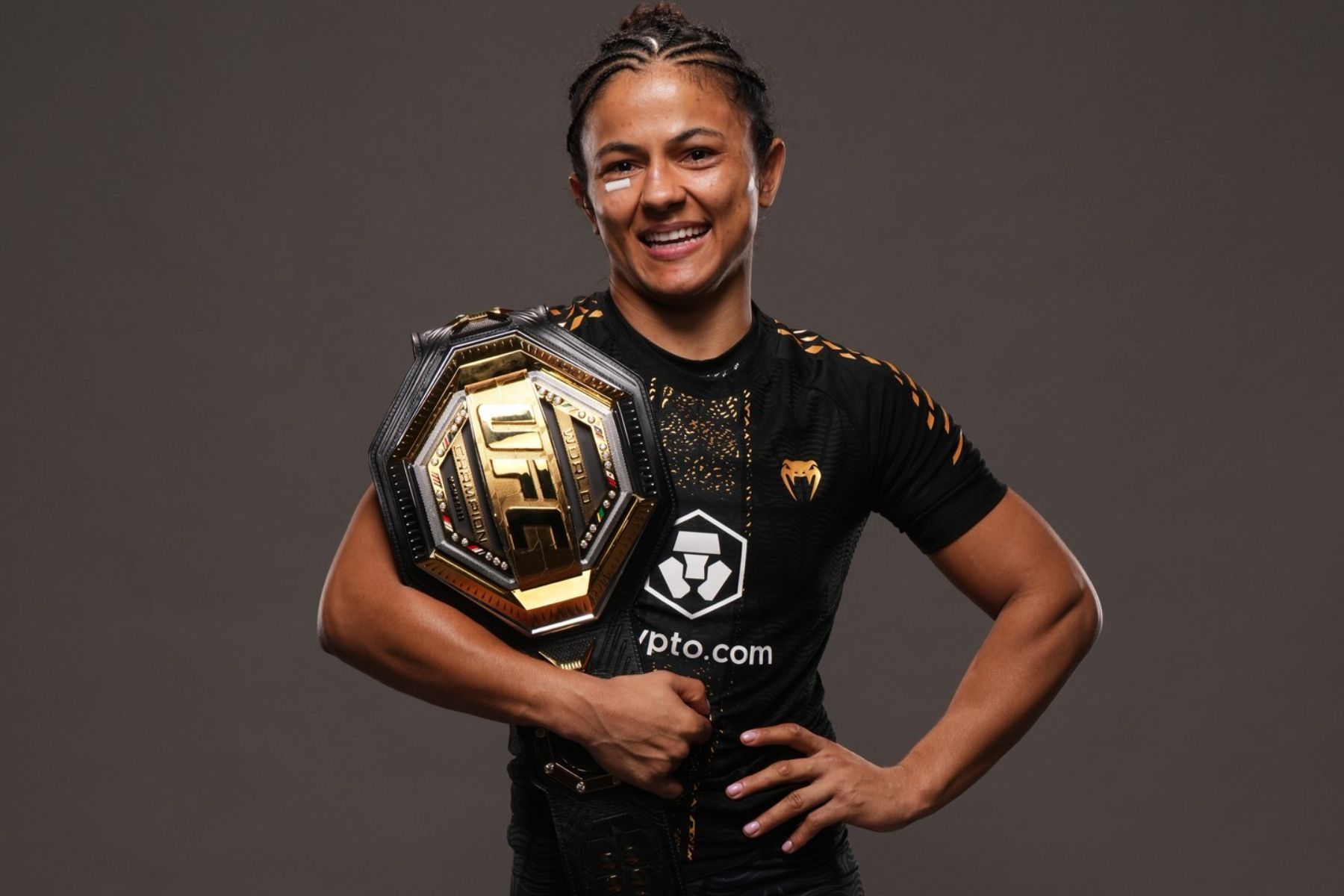 Lutadora mineira dispara no 'ranking geral' do UFC após conquistar cinturão