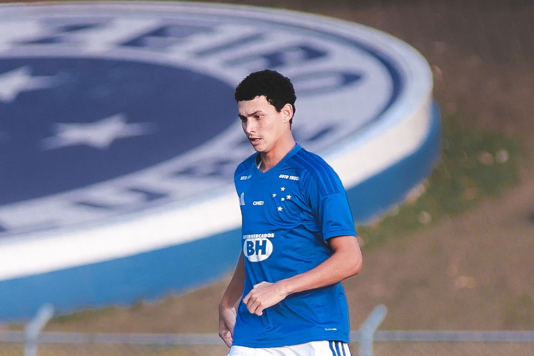 Sem Villalba e Fabrício Bruno, zagueiro da base é acionado para Cruzeiro x São Paulo