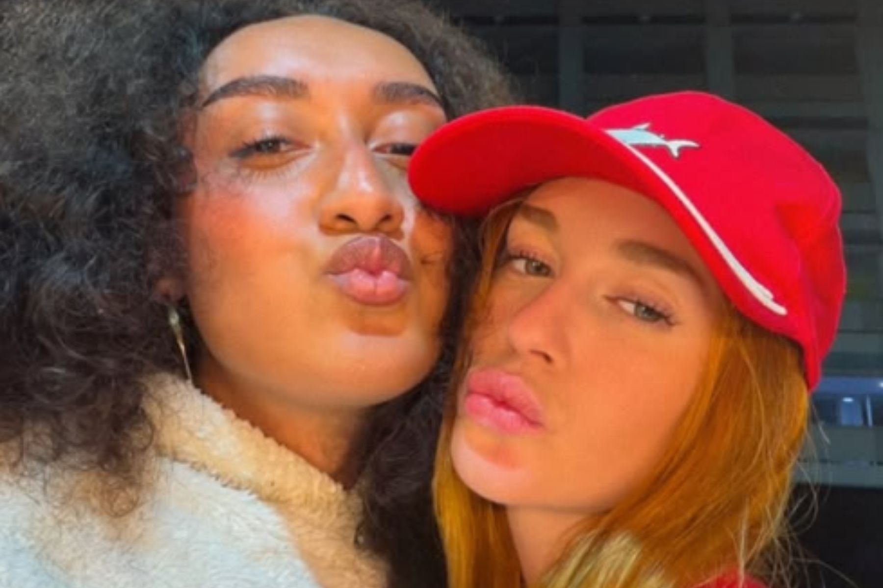 Marina Ruy Barbosa presenteia cabeleireira com próteses de silicone