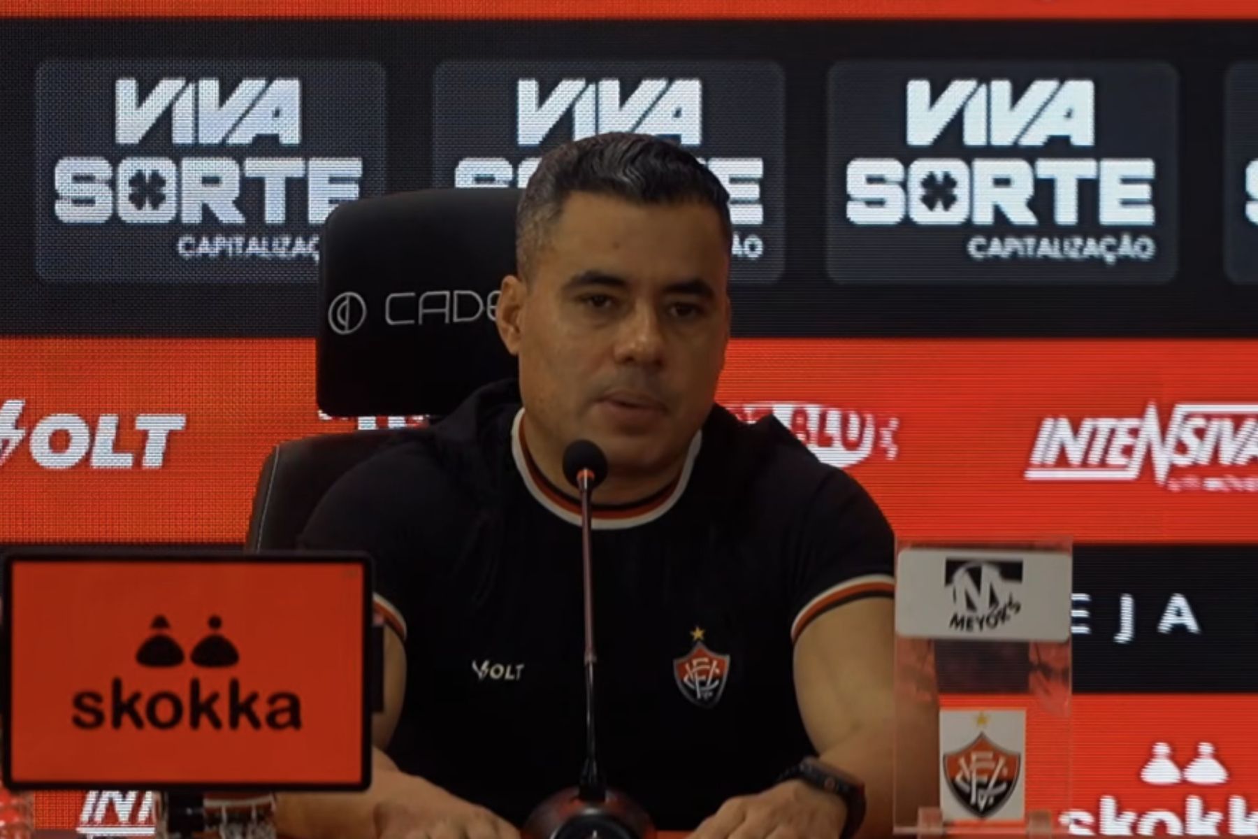 Jair Ventura sobre satisfação com desempenho do Vitória em goleada: 'Dou uma surra nele'