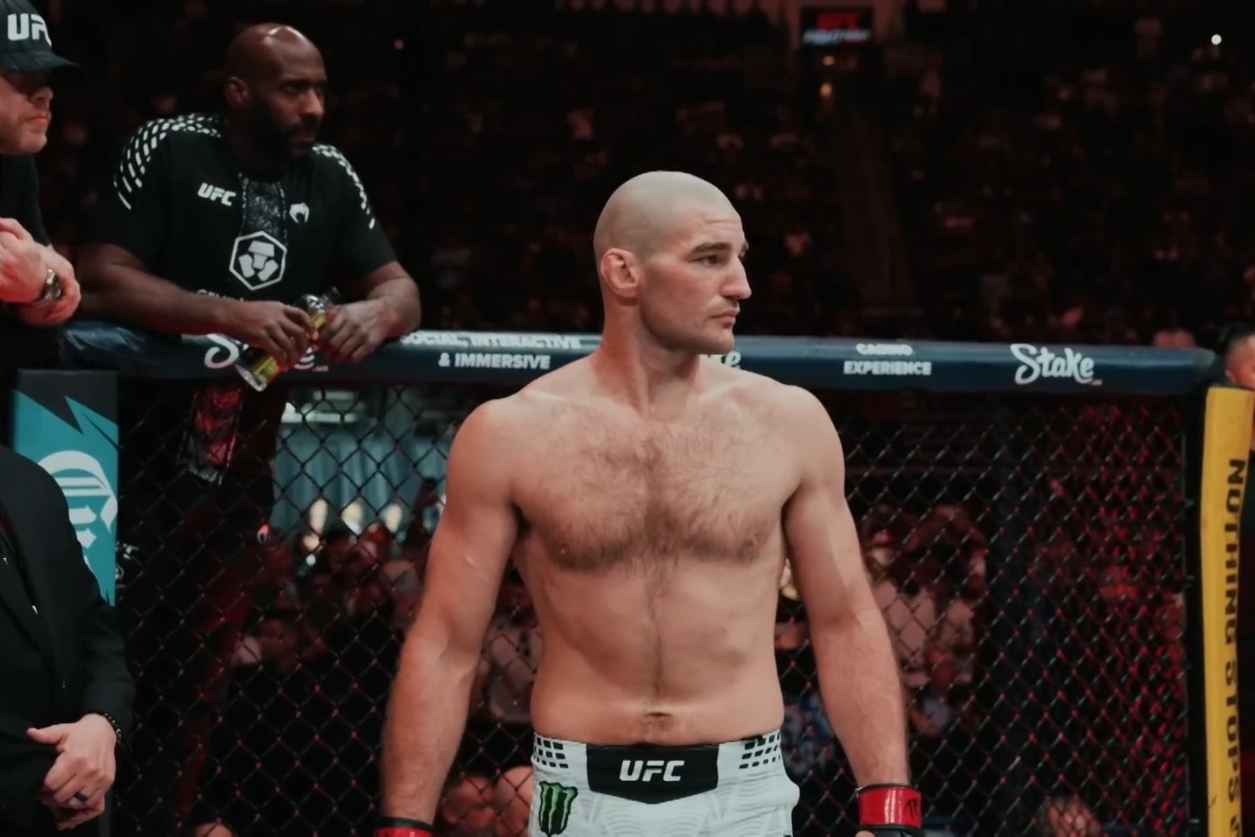 Campeão do UFC sugere aposentadoria do MMA e critica valores oferecidos : 'Colapsando'