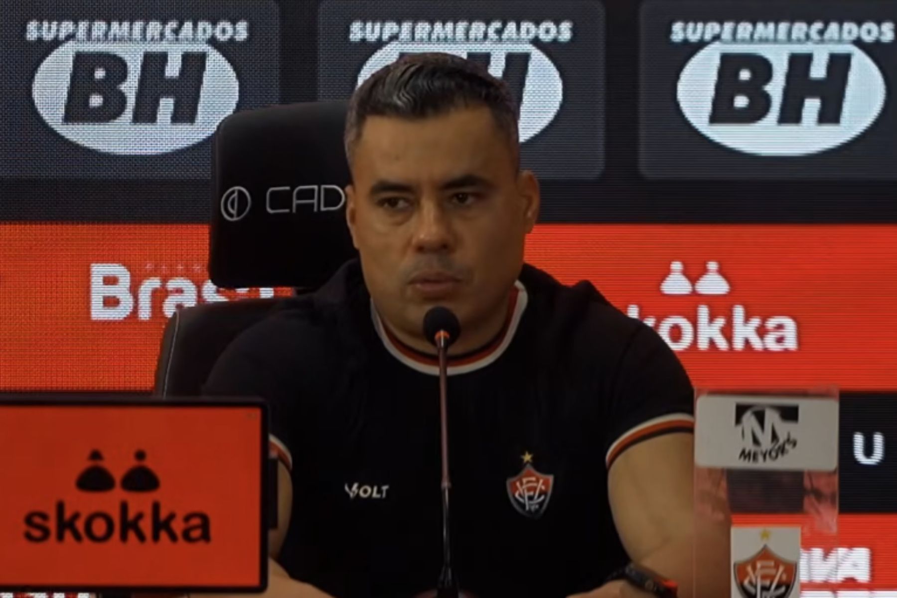 Jair Ventura pede convocação de jogador do Vitória a Ancelotti: 'Ajuda a gente'