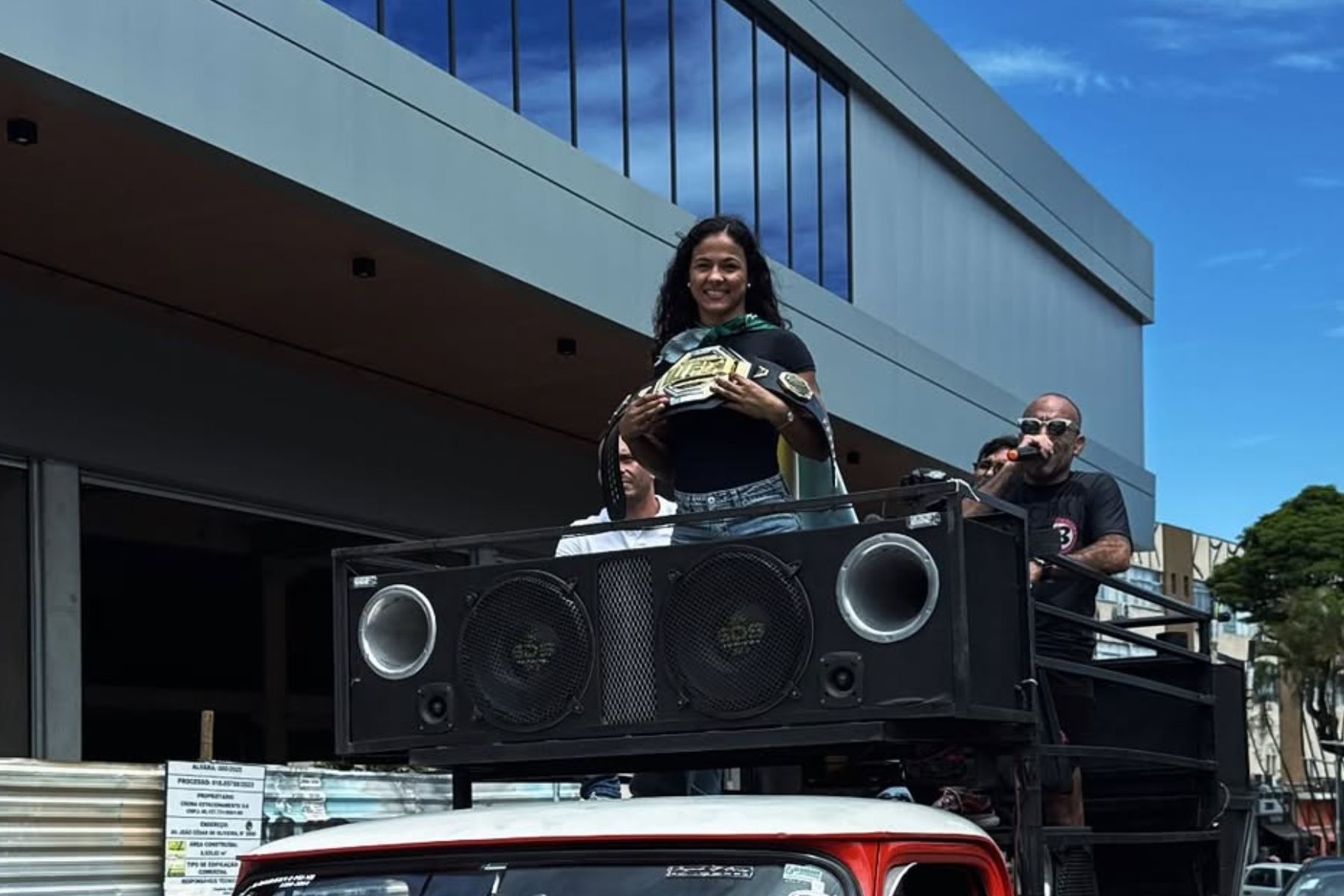 Campeã do UFC, Natália Silva desfila com cinturão em carro a céu aberto em Contagem