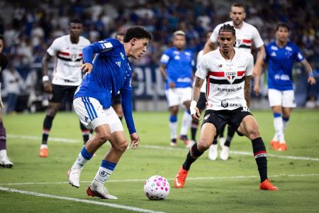 Felipe Morais em ação pelo Cruzeiro contra o São Paulo • Gustavo Aleixo/Cruzeiro