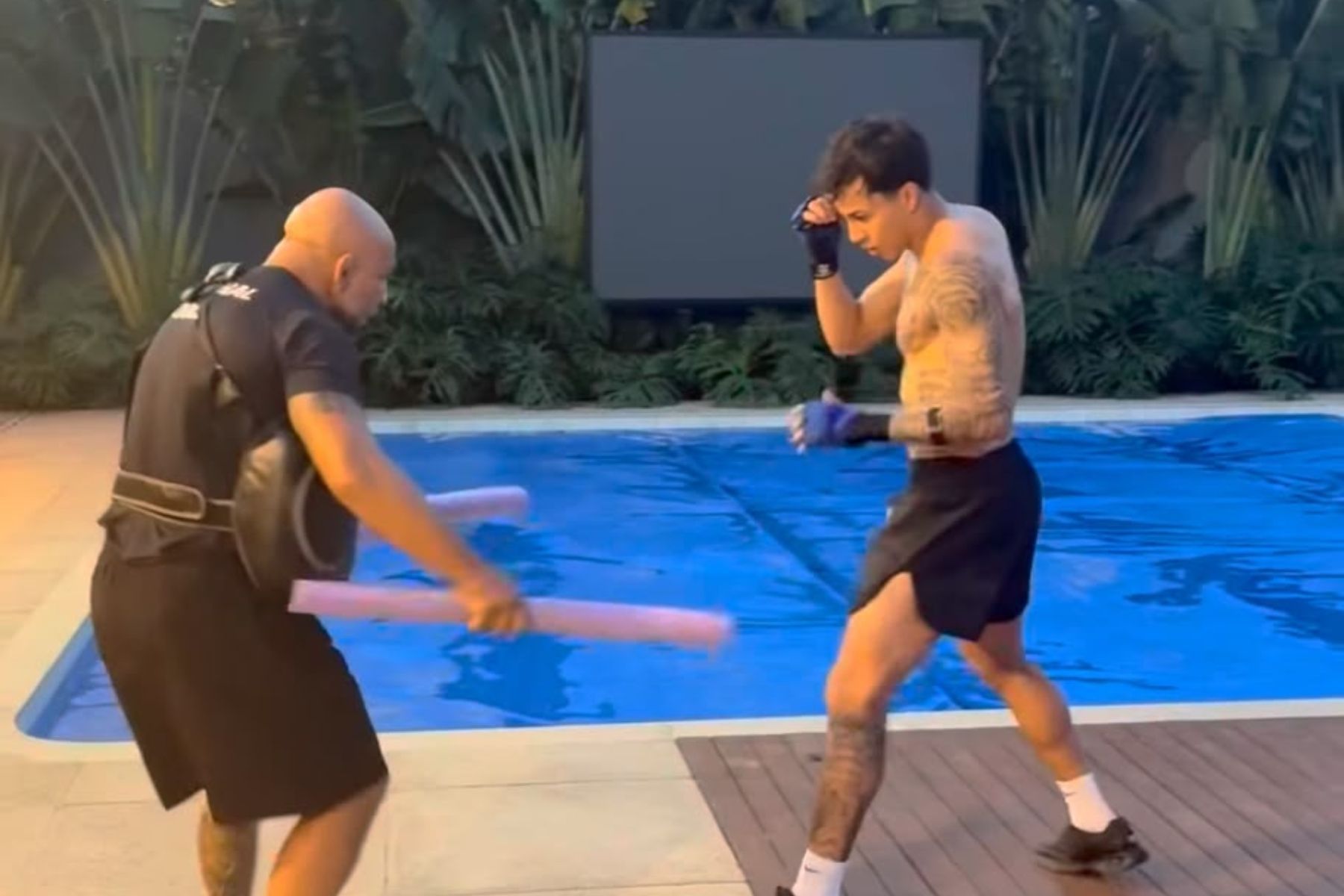 Kaio Jorge se aventura no boxe, e meia reage: 'Clássicos chegando'