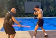 Kaio Jorge se aventura no boxe, e meia reage: 'Clássicos chegando'