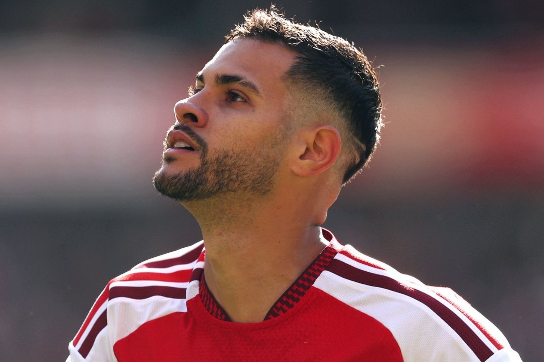 Brasileiro sai do banco, Arsenal vira sobre o Leeds em oito minutos e encosta no City