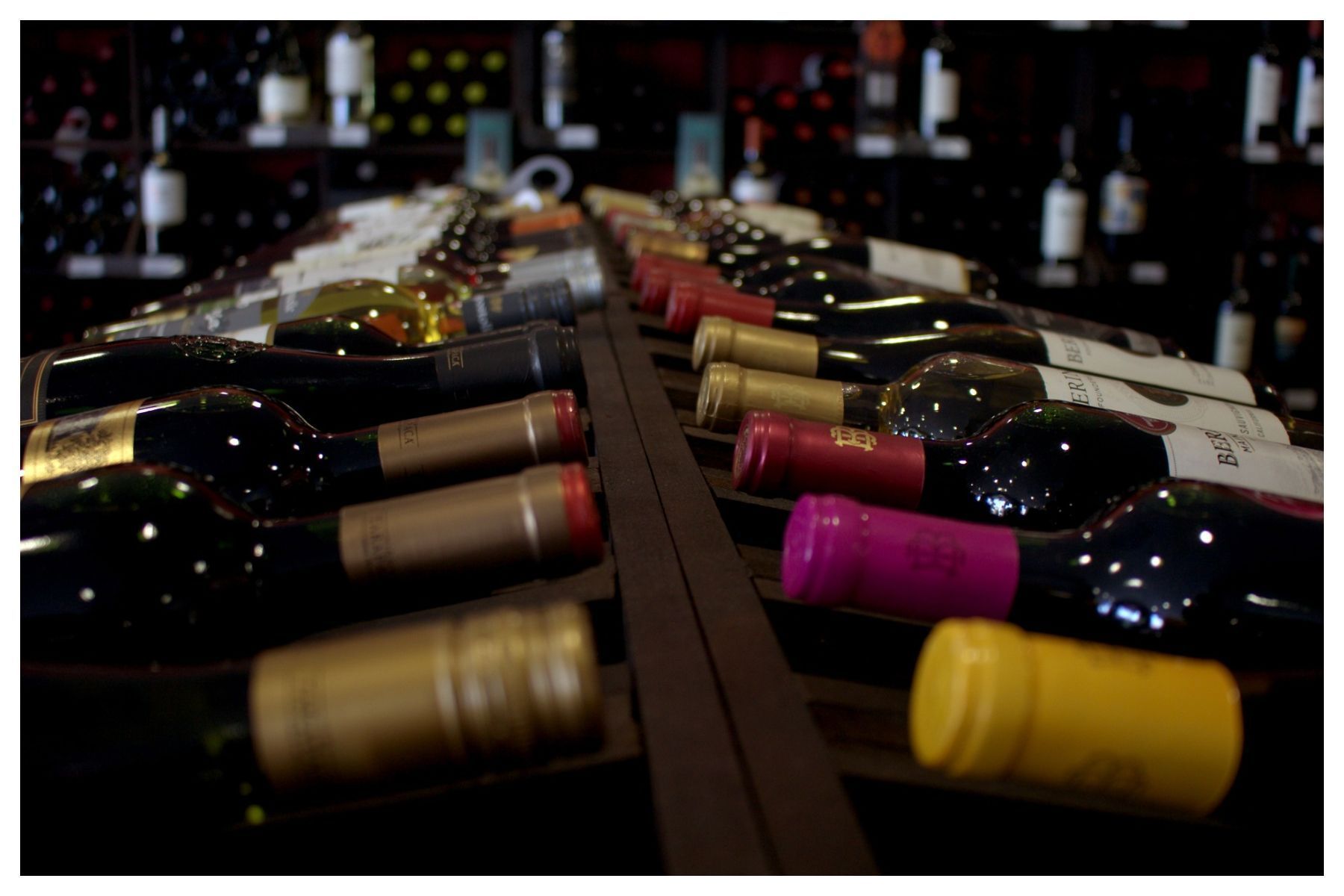 Criminosos mascarados roubam garrafas de vinhos avaliadas em R$ 25 milhões na Itália