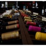 Criminosos mascarados roubam garrafas de vinhos avaliadas em R$ 25 milhões na Itália