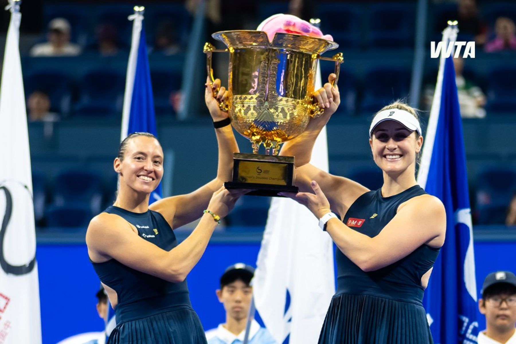 Luisa Stefani e Gabriela Dabrowski atropelam rivais e conquistam o WTA 1000 de Pequim