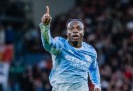 Doku entra e resolve, Manchester City goleia Liverpool e segue 100% na Premier League