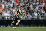 Borbas faz golaço acrobático, e Atlético vence Santos de virada pelo Brasileirão