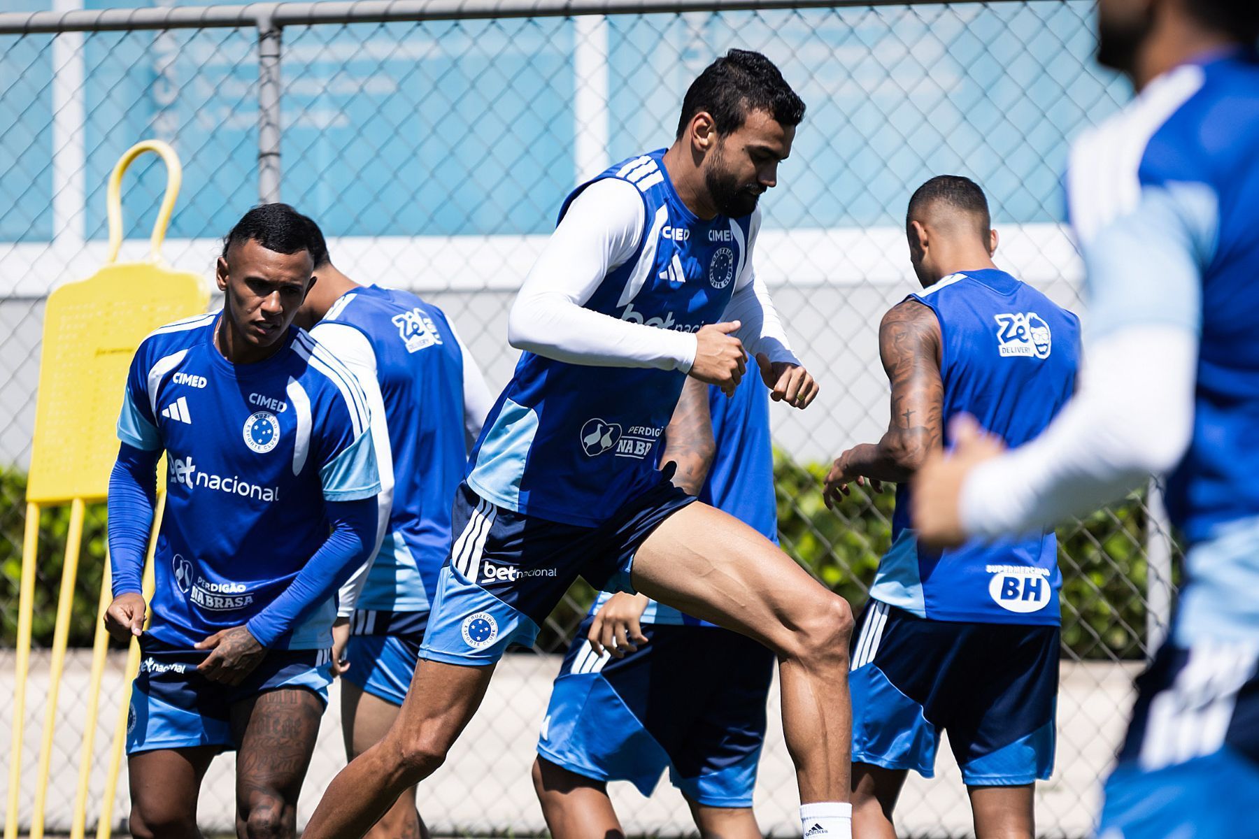 Zagueiros se recuperam e reforçam o Cruzeiro diante do Bragantino; lateral é desfalque