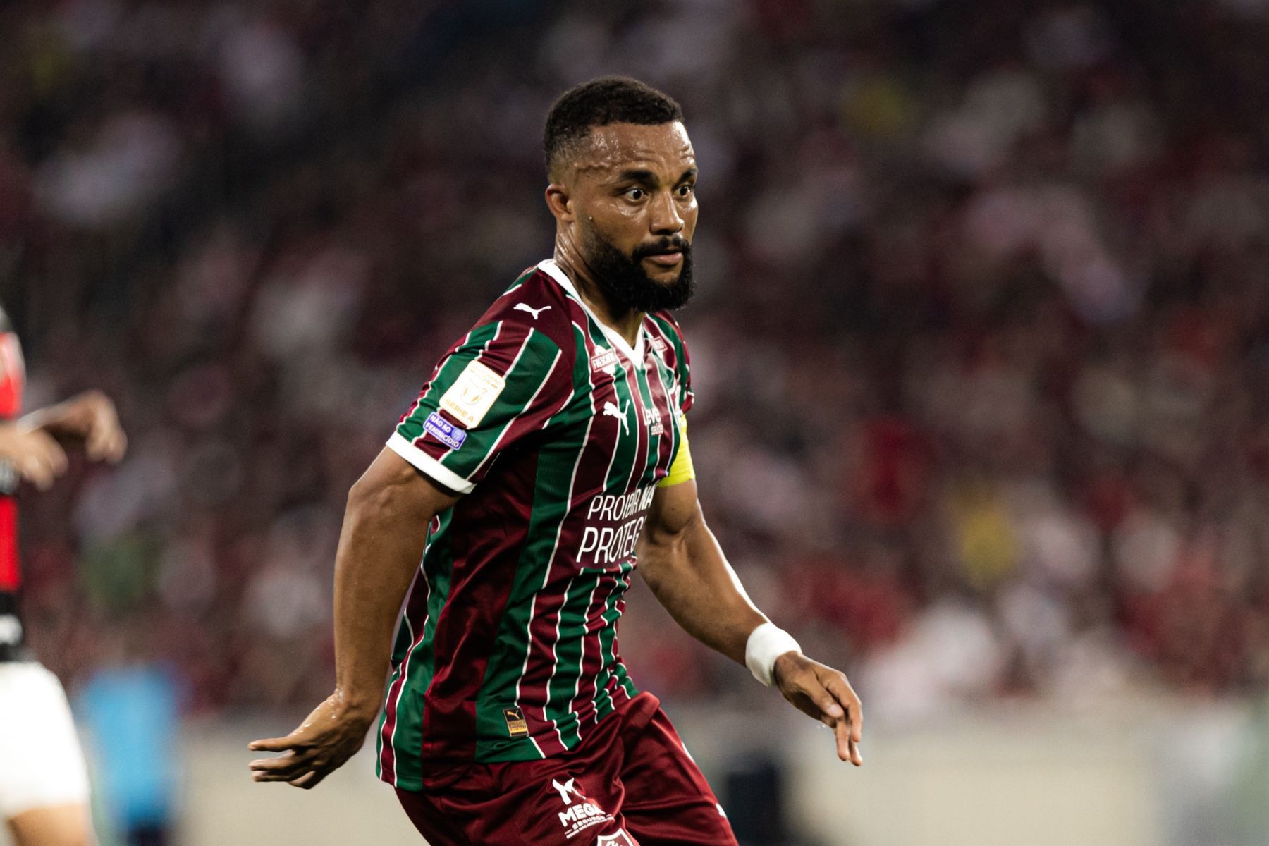Lateral do Fluminense dispara contra arbitragem após derrota para o Flamengo: 'Tem medo'
