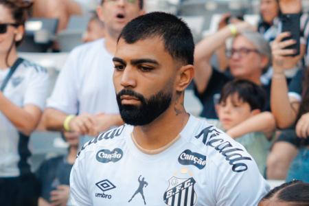 Gabigol em ação no jogo entre Santos e Atlético