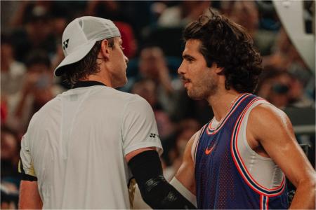 Zizou Bergs cumprimenta Alcaraz após partida pelo Masters 1000 de Xangai