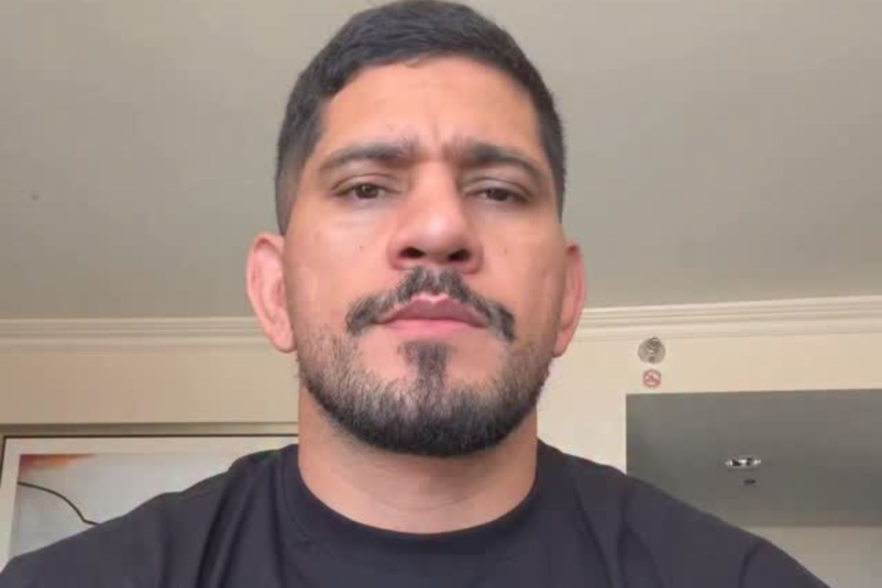 Poatan responde lutador brasileiro que o desafiou no UFC: 'Correu e ficou com medo'