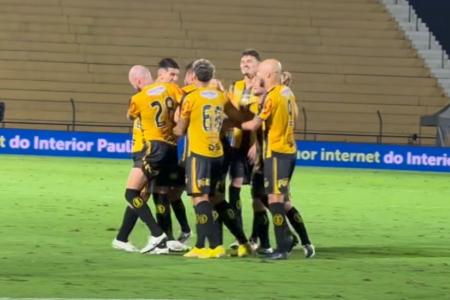 Jogadores do Novorizontino festejaram muito o gol de Eduardo Brock