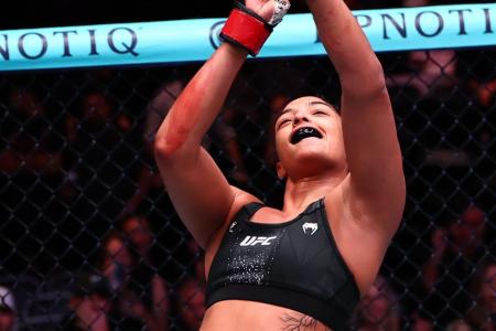 Alice Pereira em ação no UFC