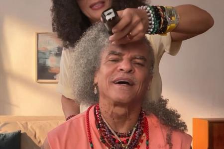 Carlos Valderrama raspa a cabeça