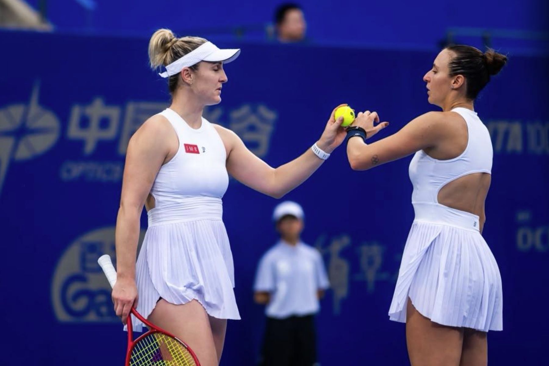 Stefani e Dabrowski seguem 'imbatíveis' e avançam à semi do WTA 500 de Wuhan