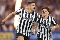 Tiquinho desencanta, Botafogo vence a lanterna Chapecoense e 'respira' no Brasileirão