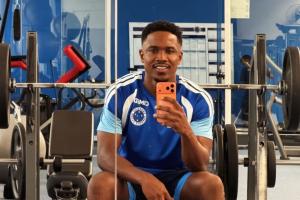 Após a etapa de recuperação no exterior, Sinisterra retorna à Toca e segue programação no Cruzeiro
