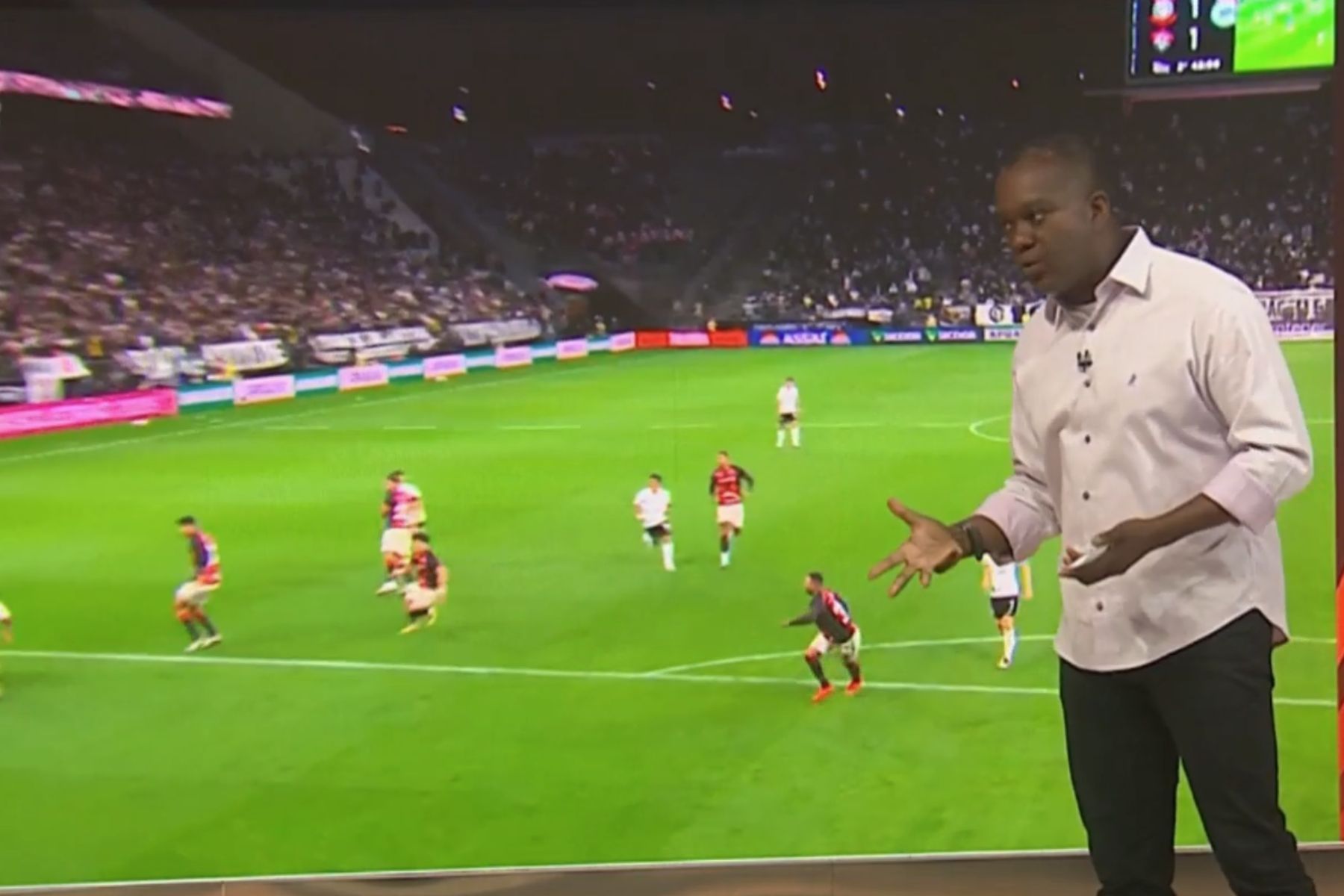 Foi pênalti em Gui Negão, do Corinthians, contra o Vitória? Comentaristas divergem