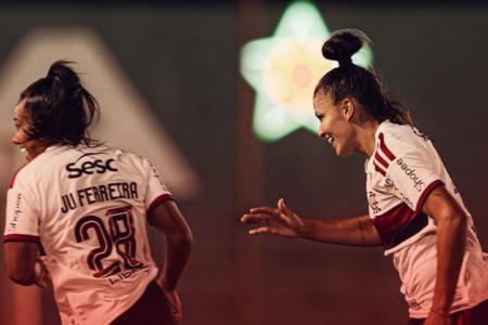 Jogadoras do Flamengo comemoram vitória