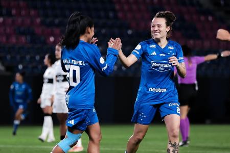 Jogadoras do Cruzeiro comemoram gol na Libertadores Feminina